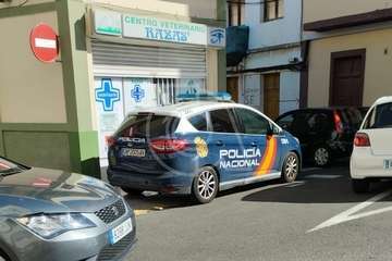  Un hombre en estado ebrio permanece horas echado en un colcón en una plazoleta de Los Llanos de Telde/TA.